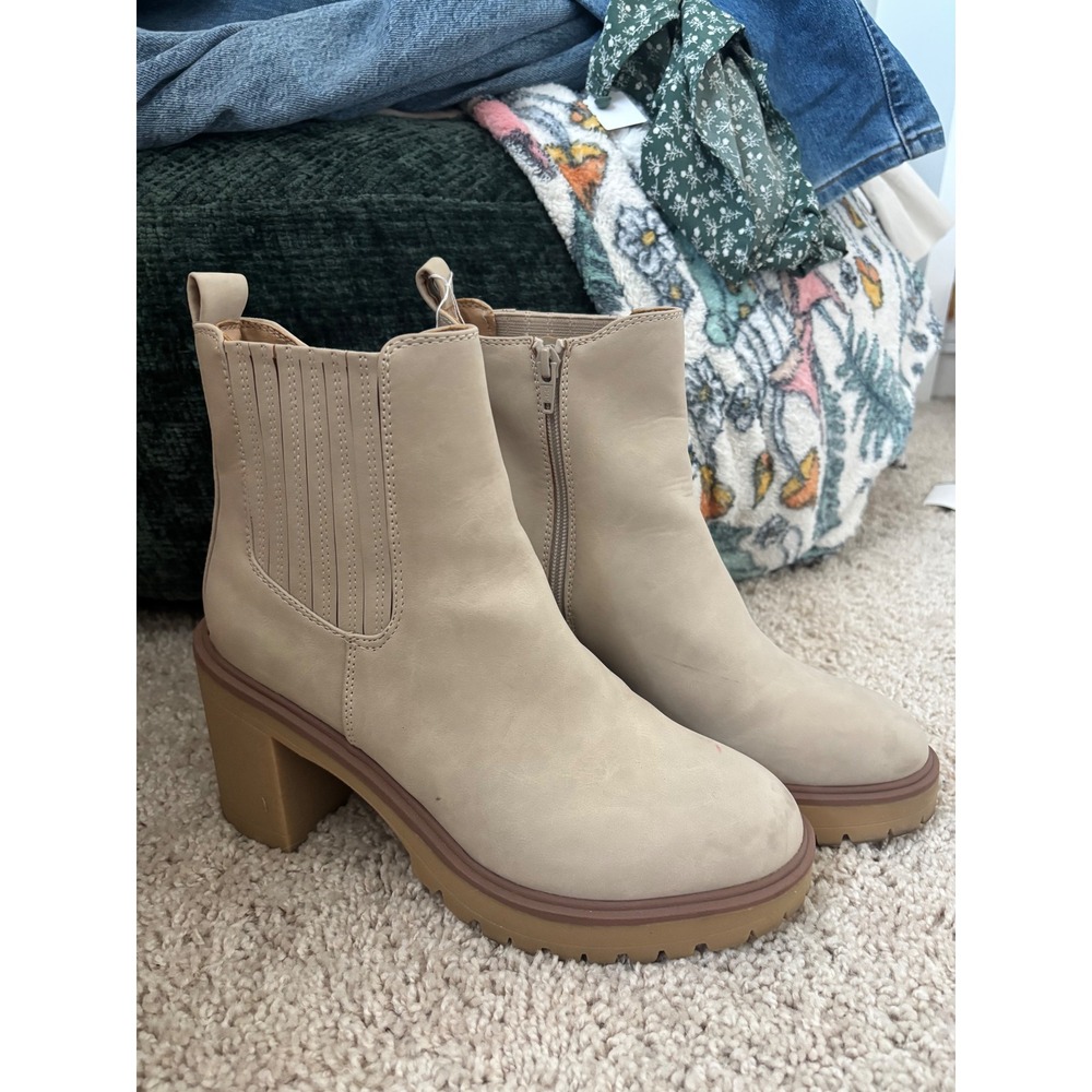 DV Dolce Vita Juliet Chelsea Boots Cream Beige Lug Sole Ankle Booties Size 9.5